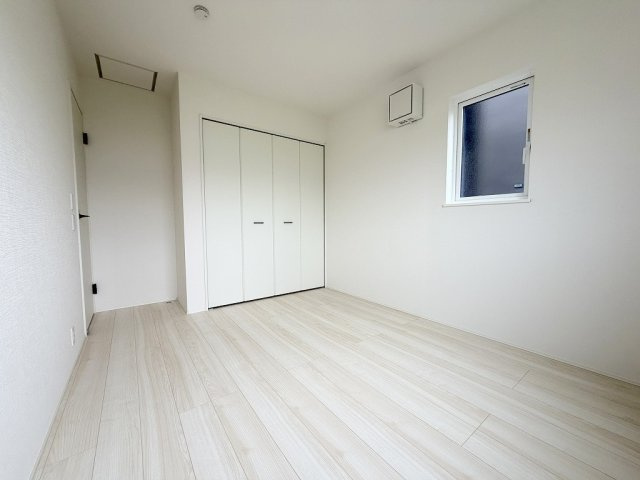 吉川市中曽根2丁目　新築平屋戸建　全2棟　2号棟の洋室|クローゼット付きの洋室6.03帖