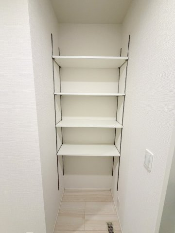 吉川市中曽根2丁目　新築平屋戸建　全2棟　2号棟の収納|ストック品の収納にも便利な廊下の収納です
