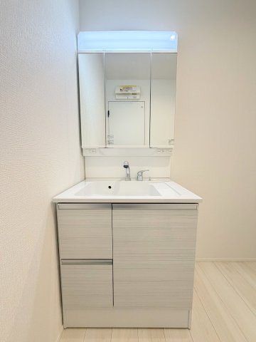 吉川市中曽根2丁目　新築平屋戸建　全2棟　2号棟の独立洗面台|三面鏡付きシャワードレッサーで朝の準備も快適