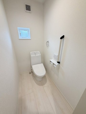 吉川市中曽根2丁目　新築平屋戸建　全2棟　2号棟のトイレ|広々としたトイレになります