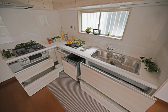 西宮市苦楽園二番町中古一戸建て│4SLDK+並列駐車2台可のキッチン|まとめて洗える食器洗浄機が備わっており、家事の時短に役立ちます。