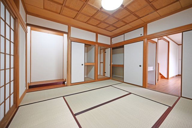 西宮市苦楽園二番町中古一戸建て│4SLDK+並列駐車2台可の和室|和室ならではの使い勝手の良さがあり、来客対応やお子様の遊び場など幅広く活用できます。