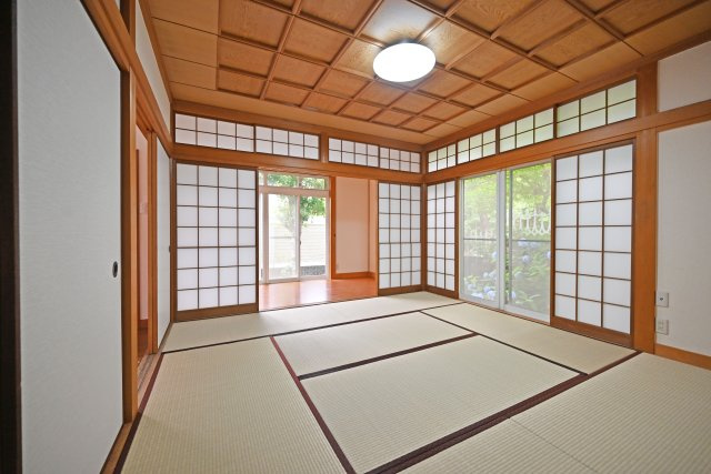 西宮市苦楽園二番町中古一戸建て│4SLDK+並列駐車2台可の和室|畳の香りとやわらかな感触に包まれ、ほっとできる空間です。
