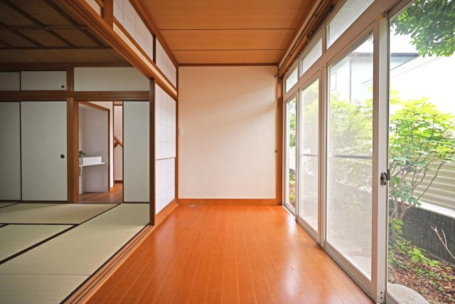 西宮市苦楽園二番町中古一戸建て│4SLDK+並列駐車2台可の和室|ちょっとした休憩時の癒しの空間としてはもちろん、客間やお子様のお昼寝スペースとしても活用できます。