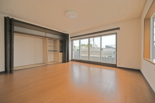 西宮市苦楽園二番町中古一戸建て│4SLDK+並列駐車2台可の寝室|2階の広々とした主寝室は大容量のクローゼット付きで、思い出の品や季節物も整理でき、生活空間をすっきりと使えます。