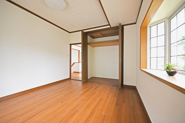 西宮市苦楽園二番町中古一戸建て│4SLDK+並列駐車2台可の収納|クローゼット付きで、衣類などもすっきり収納できます。