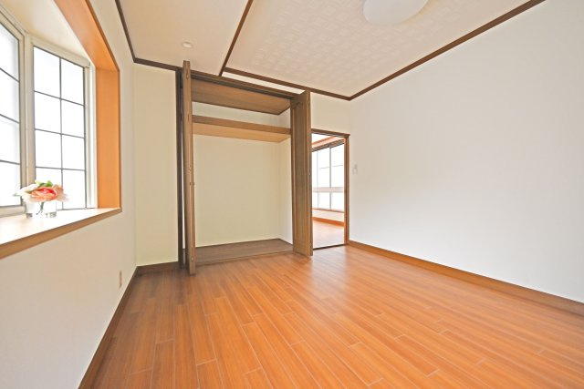 西宮市苦楽園二番町中古一戸建て│4SLDK+並列駐車2台可の収納|子ども部屋に適した広さがあり、学習机やベッドもゆったりとレイアウトできます。