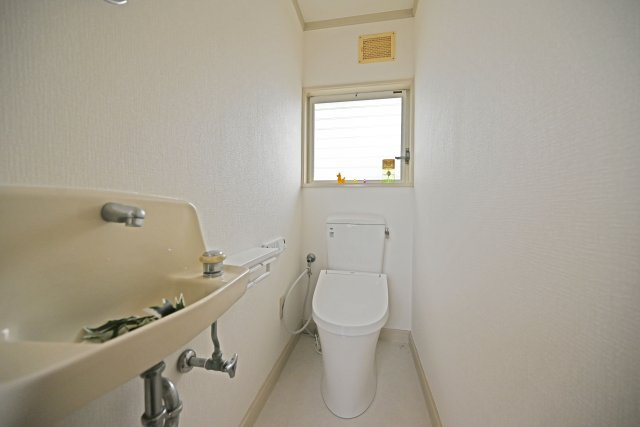 西宮市苦楽園二番町中古一戸建て│4SLDK+並列駐車2台可のトイレ|2階にもトイレがあるため、込み合う朝の準備も快適にご利用いただけます。