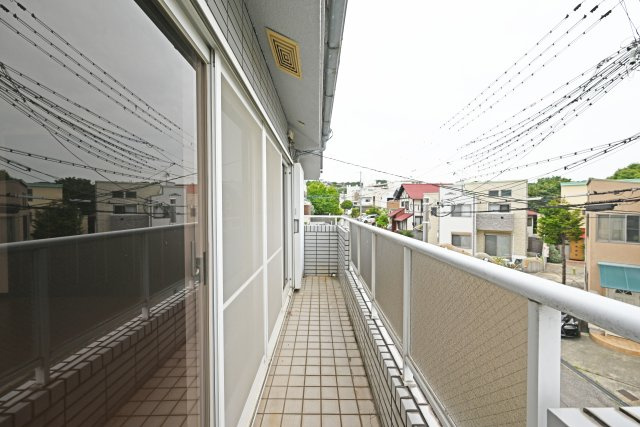 西宮市苦楽園二番町中古一戸建て│4SLDK+並列駐車2台可のバルコニー|2ヶ所にバルコニーを設けているため、洗濯物の量が多い日でもゆとりを持って干すことができます。