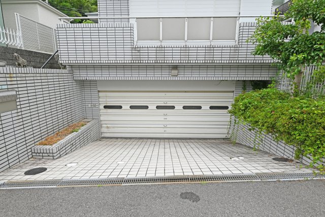 西宮市苦楽園二番町中古一戸建て│4SLDK+並列駐車2台可の駐車場|雨や風から愛車を守る、シャッター付き車庫があります。