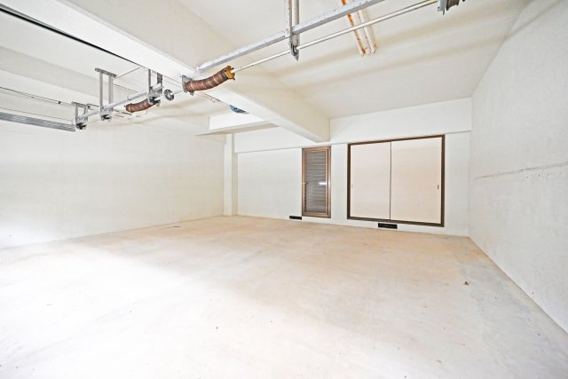 西宮市苦楽園二番町中古一戸建て│4SLDK+並列駐車2台可の駐車場|カースペースを2台分確保。ご夫婦それぞれでお車をお持ちのご家庭はもちろん、来客時にも安心してご利用いただけます。