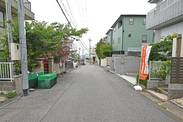 西宮市苦楽園二番町中古一戸建て│4SLDK+並列駐車2台可の前面道路含む現地写真|落ち着いた雰囲気の住宅街に位置しており、静かで暮らしやすい住環境が魅力です。