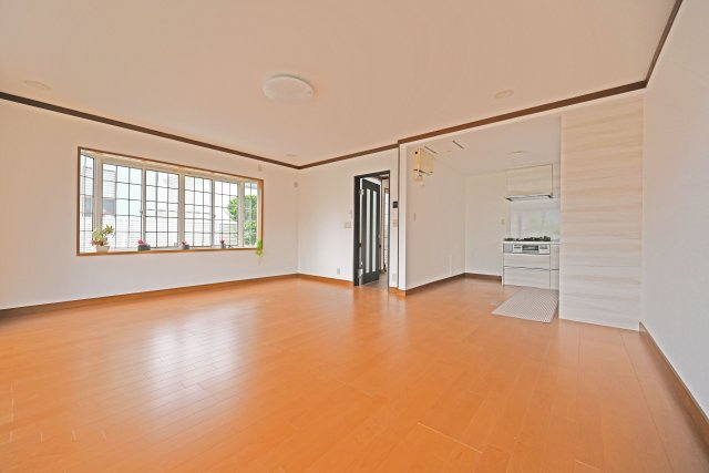 西宮市苦楽園二番町中古一戸建て│4SLDK+並列駐車2台可の居間・リビング|家具配置のしやすさと収納力を兼ね備えた、使い勝手の良い空間です。