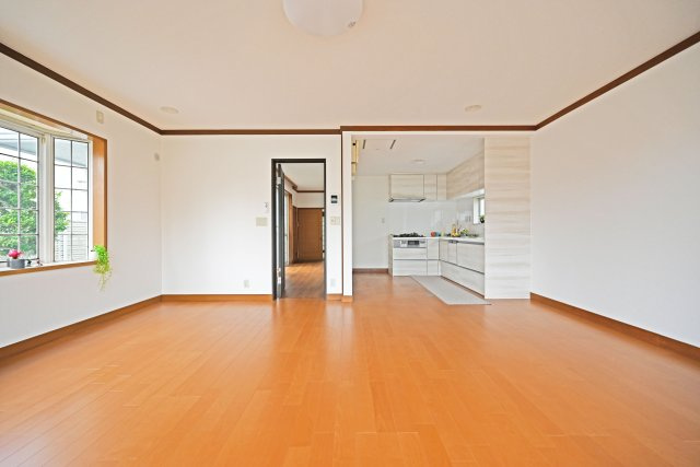 西宮市苦楽園二番町中古一戸建て│4SLDK+並列駐車2台可の居間・リビング|人が集まりたくなる開放的な空間が、毎日の暮らしをより豊かに彩ります。
