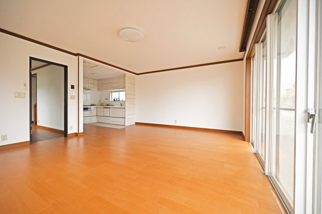 西宮市苦楽園二番町中古一戸建て│4SLDK+並列駐車2台可の居間・リビング|明るい陽射しが差し込む陽だまり空間のリビングは、心地よい時間を過ごして頂くことができます。