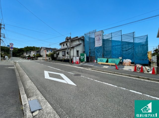 川西市大和東　第4期　新築一戸建ての前面道路含む現地写真|周辺は落ち着いた街並みの住宅地！子育てがしやすい住環境です！まだ未完成ですが、現地でしかわからない事もございます。是非一度ご覧ください。