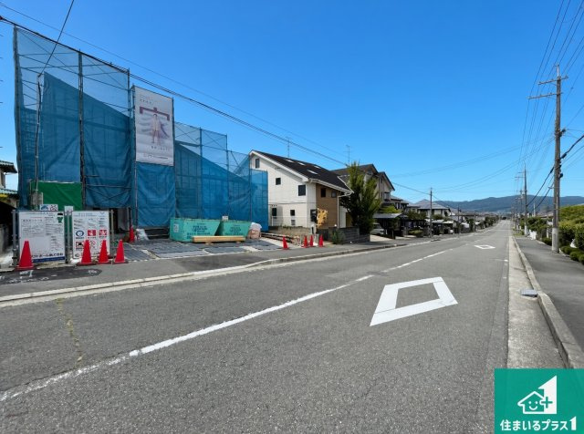 川西市大和東　第4期　新築一戸建ての前面道路含む現地写真|周辺は落ち着いた街並みの住宅地！子育てがしやすい住環境です！まだ未完成ですが、現地でしかわからない事もございます。是非一度ご覧ください。