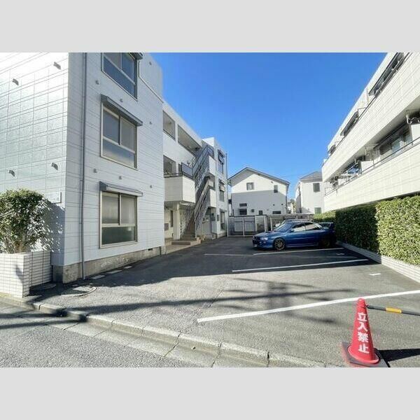 ビューラー一橋Ａ棟の駐車場