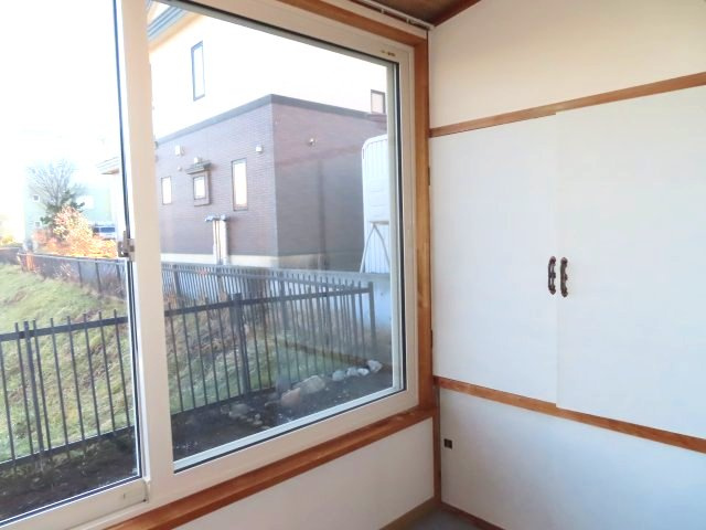 北見市清見町７１番地６６　中古売家　の内装|広縁（ひろえん）の窓は、リフォーム交換し2重サッシになっています。上段の収納は両開きで大容量の収納で