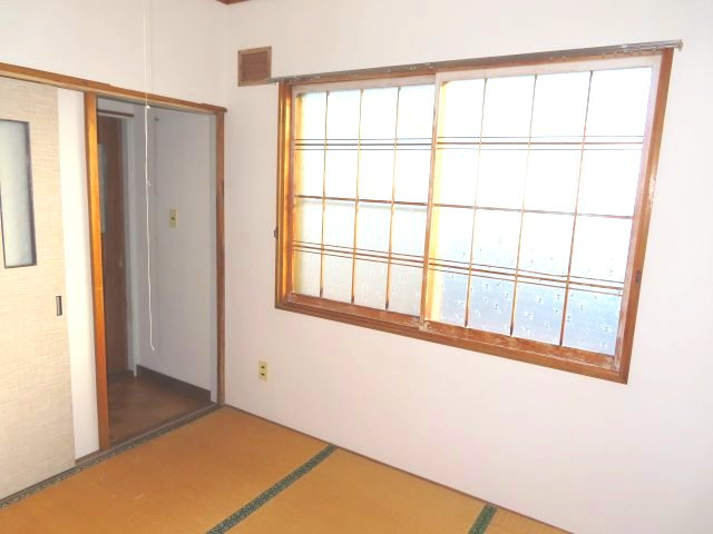 北見市清見町７１番地６６　中古売家　の和室|2階の西側4.5帖和室の窓が南向きなので、昼間は安定した明るさを確保できます。冬場は太陽の光が部屋の奥まで届き、暖かさを感じやすいです。自然光は気分を高め、心身の健康維持に役立ちます。