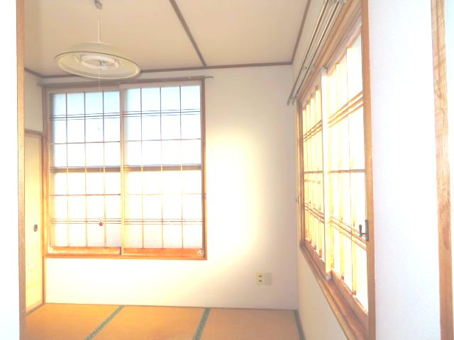 北見市清見町７１番地６６　中古売家　の和室|2階東側和室には、窓が複数の方向にあることで、風の通り道を作りやすくなります。対角線上の窓配置で風が抜けやすく、自然の風で快適な室温を維持し、室内の空気を新鮮に保ち、快適な居住空間を実現できます。