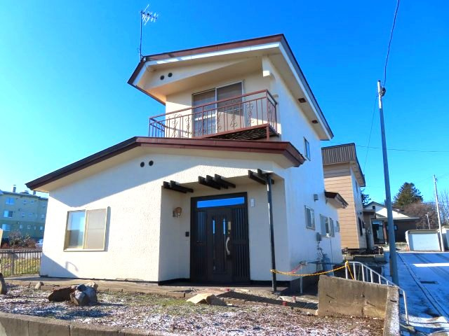 北見市清見町７１番地６６　中古売家　の外観|東側に玄関があると、朝日が差し込み、玄関が明るくなります。明るい玄関は、家全体の印象を明るくし、朝の