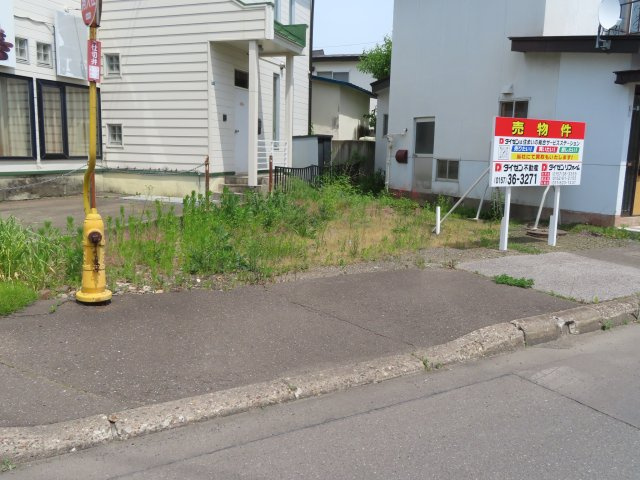 北見市山下町２丁目３番９号　中古売家の外観|西側の敷地に1台分の駐車スペースがあります。