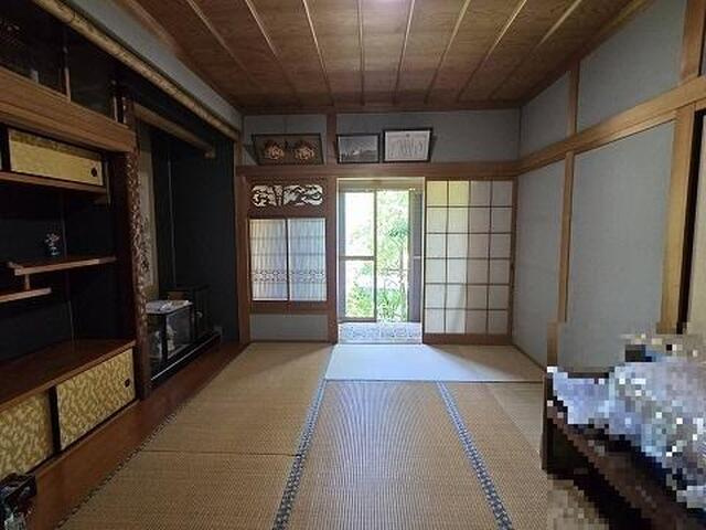 「キッチン2つ☆二世帯住宅」高知市一宮中町　中古一戸建ての居間・リビング|床の間や欄間があり趣を感じる和室☆
