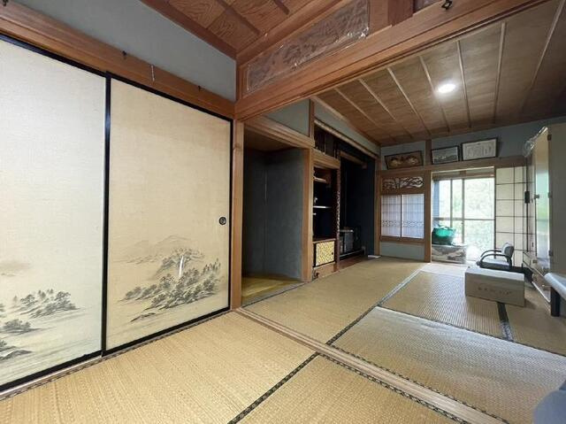 「キッチン2つ☆二世帯住宅」高知市一宮中町　中古一戸建ての和室|襖で個室にすることもできる続きの和室は使い勝手◎