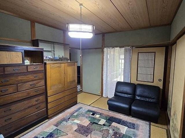 「キッチン2つ☆二世帯住宅」高知市一宮中町　中古一戸建ての和室|照明付きですぐに暮らせそうですね。