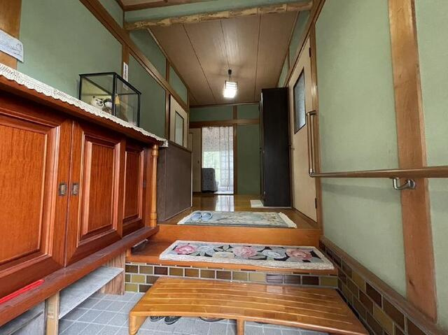 「キッチン2つ☆二世帯住宅」高知市一宮中町　中古一戸建ての玄関|明るい玄関ホールがお客様をお迎えします。