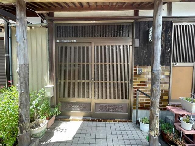 「キッチン2つ☆二世帯住宅」高知市一宮中町　中古一戸建ての玄関|屋根付き玄関で雨の日の出入りも安心です。