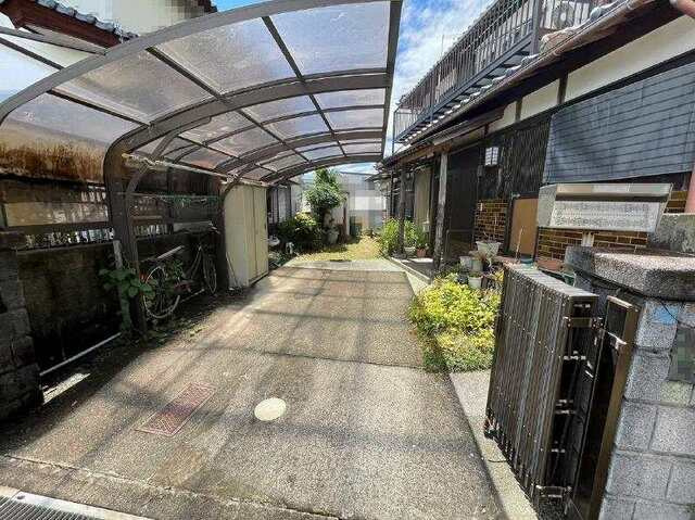 「キッチン2つ☆二世帯住宅」高知市一宮中町　中古一戸建ての駐車場|カーポートつきで雨や日差しからお車を守ります◎
