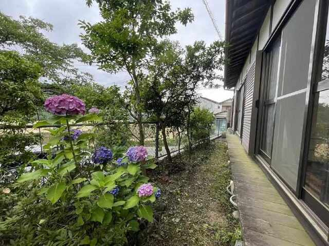「キッチン2つ☆二世帯住宅」高知市一宮中町　中古一戸建ての庭|お庭の緑を眺め季節を感じられる暮らしはいかがですか☆