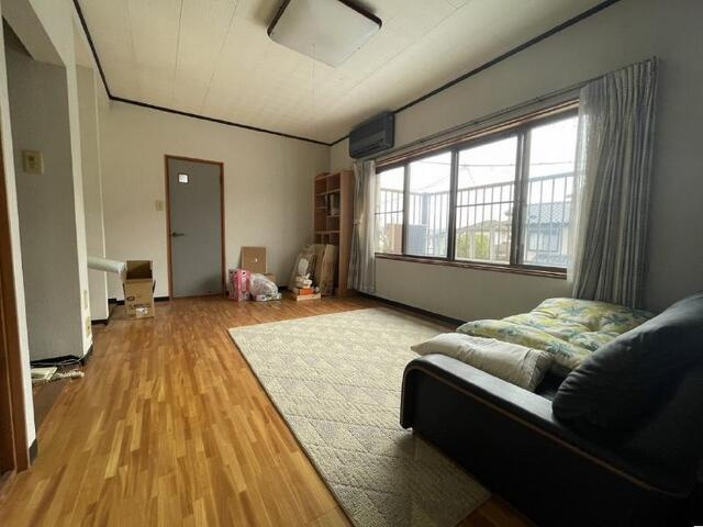 「キッチン2つ☆二世帯住宅」高知市一宮中町　中古一戸建ての居間・リビング|2階のＬＤＫは南側にベランダがあるので明るく開放的◎