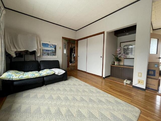 「キッチン2つ☆二世帯住宅」高知市一宮中町　中古一戸建ての居間・リビング|大活躍間違いなしのリビング収納があります◎