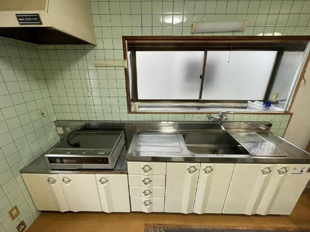 「キッチン2つ☆二世帯住宅」高知市一宮中町　中古一戸建てのキッチン|お掃除楽らく♪火災の心配が少ないIHヒーターです☆