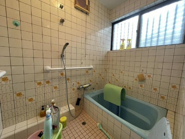 「キッチン2つ☆二世帯住宅」高知市一宮中町　中古一戸建ての浴室|手すりつきで安心な浴室♪