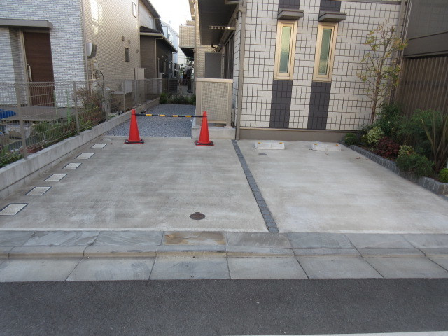 Ｂｏｎｈｅｕｒ　１の駐車場|★敷地内駐車場★※満車