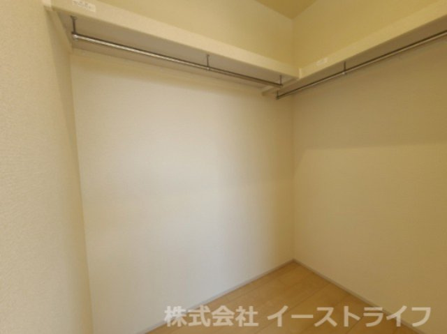 【新築戸建】　いわき市平城東1丁目第1　全15棟　長期優良住宅の収納|同社施工写真　季節ごとの入れ替えが不要なウォークインクローゼットは、こたつや扇風機、またお絵描きや工作などお子様との思い出もたっぷり収納できます。