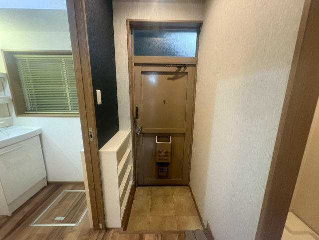 三功ビルの玄関