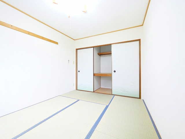 ヒルズ幸和の寝室|広くて明るい寝室