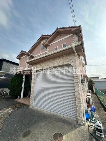 弥生町中古戸建の駐車場|1台はシャッター付き車庫で雨風からお車を守れます！