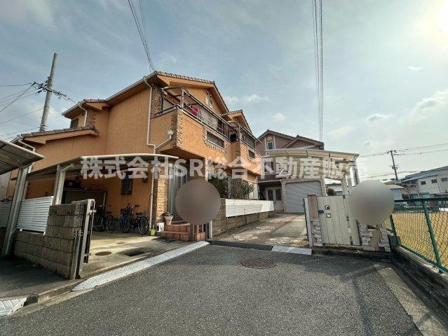 弥生町中古戸建の前面道路含む現地写真|駅・小学校・スーパー・飲食店・コンビニ・総合病院が徒歩10分圏内にありお子様の通学、日々の生活も大変便利な立地なのも魅力的です♪