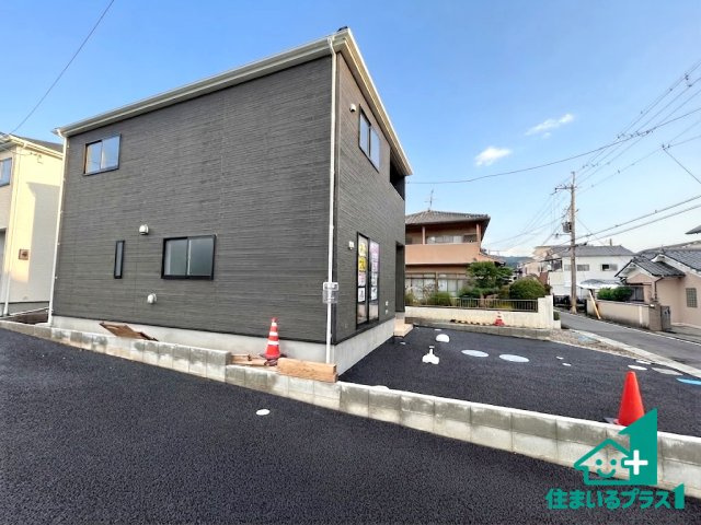 ●10(土)11(日)12(祝)現地説明会！　生駒郡斑鳩町龍田南　全2邸の前面道路含む現地写真|周辺は閑静な住宅街！前面道路広々で車の出し入れも便利です。駐車が苦手な方でも安心して車庫入れできます！