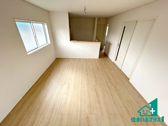 ●17(土)18(日)現地説明会！　生駒郡斑鳩町龍田南　全2邸の居間・リビング|日当たり良好の明るいリビングで朝の目覚めもスッキリできそう！対面キッチンでご家族のコミュニケーションも自然と増える設計！小さなお子様が遊ぶスペースを作っても広々とくつろげるLDK！