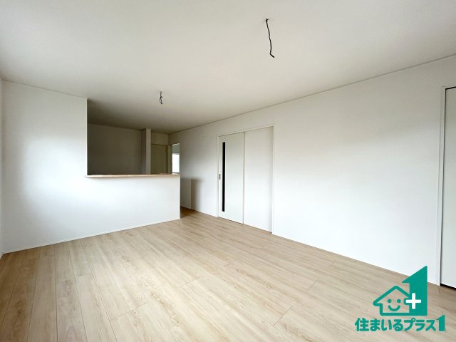 ●31(土)1(日)3(祝)現地説明会！　生駒郡斑鳩町龍田南　全2邸の洋室|シンプルなリビングは、観葉植物等のインテリアを楽しめますね！パパ好みにも、ママ好みにも家具次第で雰囲気を変えることができます！