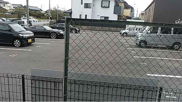アビニヨンビルの駐車場