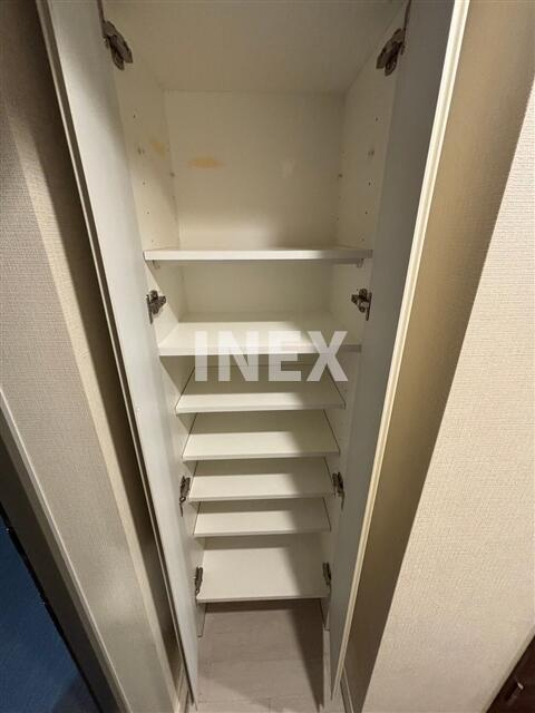 横浜市中区上野町１丁目の賃貸マンションの玄関