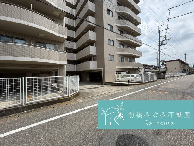 【中古マンション】高崎市中居町　ベルヴィル　706号室　2LDKの外観|駐車スペースへの出入り口です